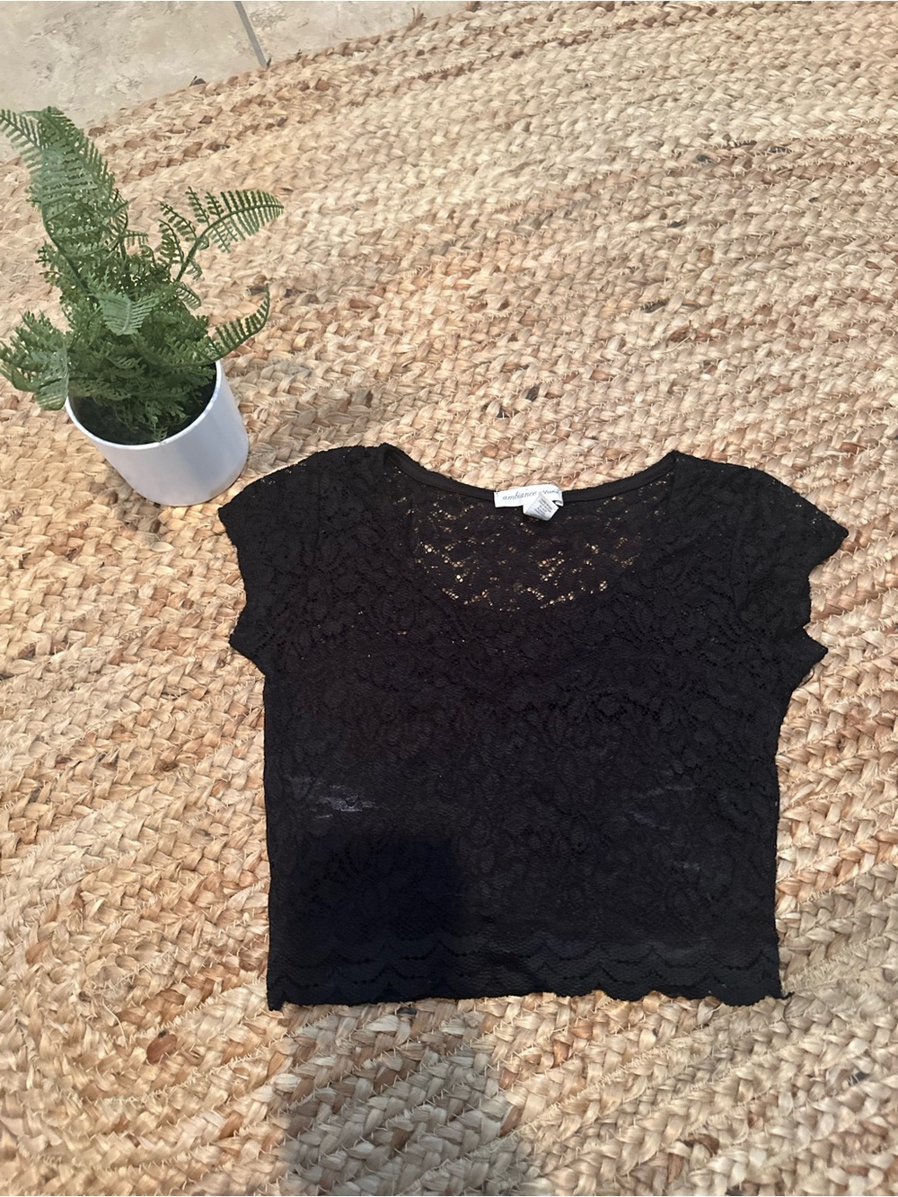 BLACK LACE CROP TOP